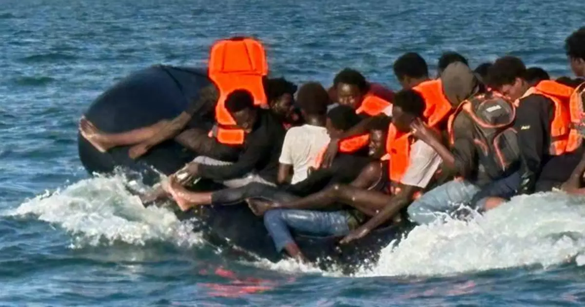 英吉利海峽偷渡紀錄再破！230人擠爆15米小艇　約30人落海獲救