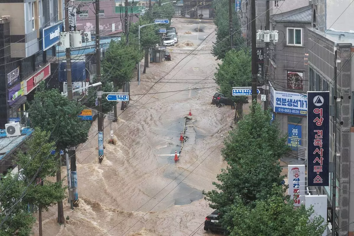 2026年8月17日周一，韓國巨濟，一條道路因暴雨而水浸。(Kim Dong-min/韓聯社 via 美聯社) AP圖片