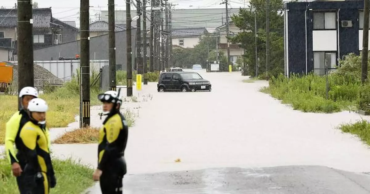 日本中北部暴雨成災 洪水圍困民眾車輛
