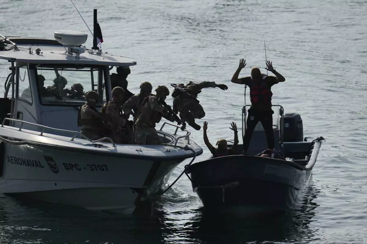 軍事人員在巴拿馬城參與一場由美國贊助的多國軍事演習，訓練登船。攝於2026年8月13日周四。(美聯社圖片/Matias Delacroix) AP圖片