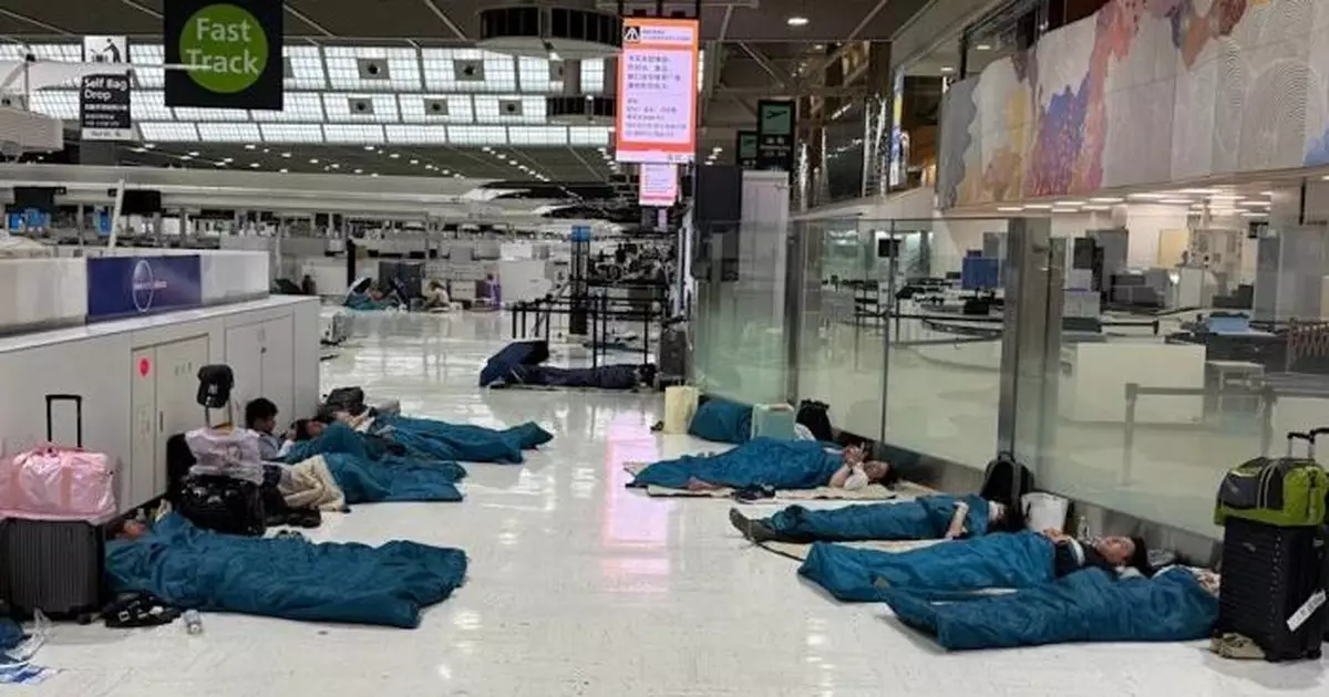 日本成田機場受暴雨影響交通混亂　滯留旅客獲派睡袋飲用水等物資
