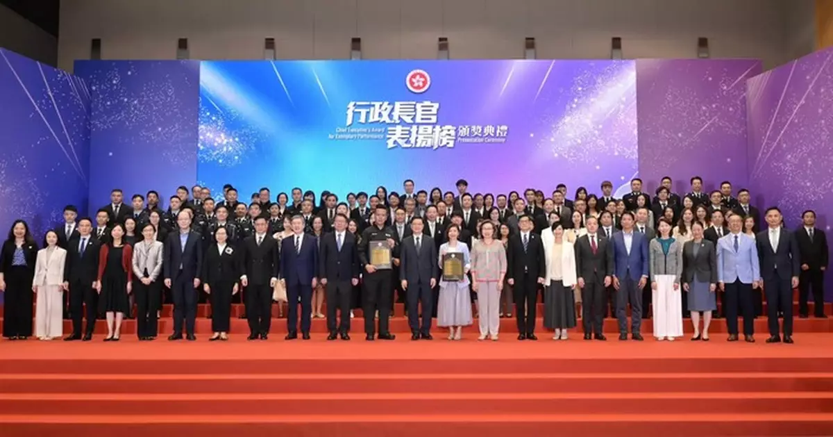 行政長官表揚榜嘉許拆彈支援組 民政總署獲表揚感謝地區力量