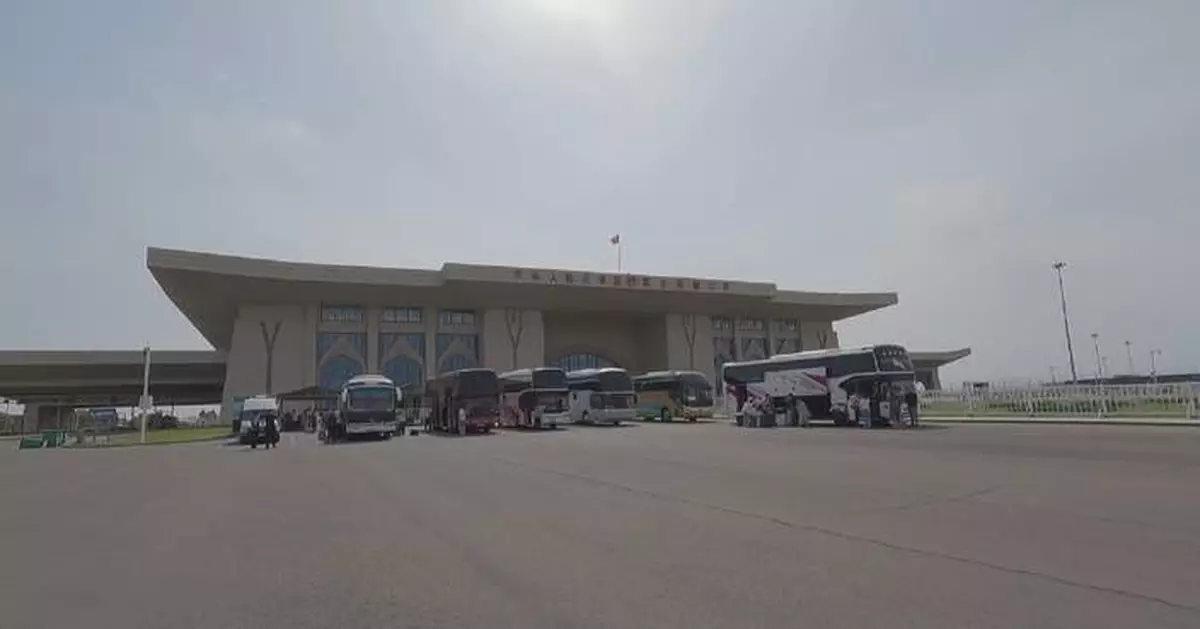 霍爾果斯口岸出入境人次破紀錄 跨境旅遊貿易暢旺