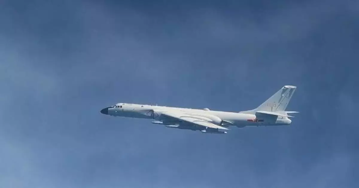 中國人民解放軍黃岩島演習 轟-6J轟炸機攜鷹擊-12導彈亮相