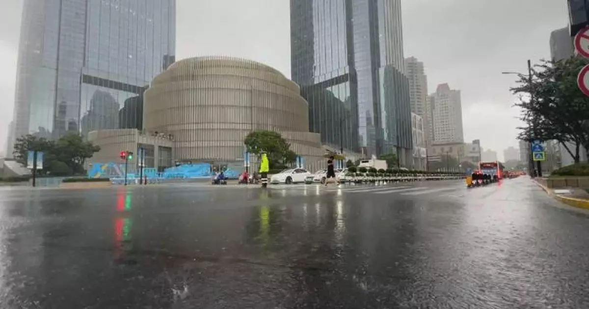 「白海豚」減弱仍襲上海 狂風暴雨致交通受阻地鐵停運