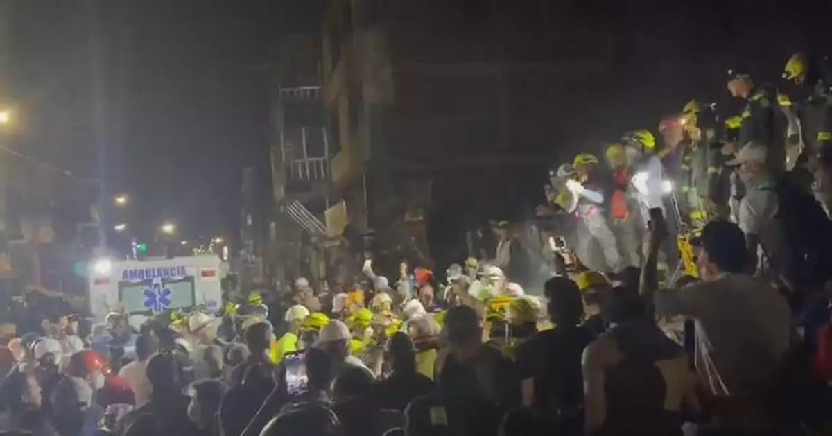 哥倫比亞地震 救援人員從瓦礫救出兒童 現場歡呼聲四起