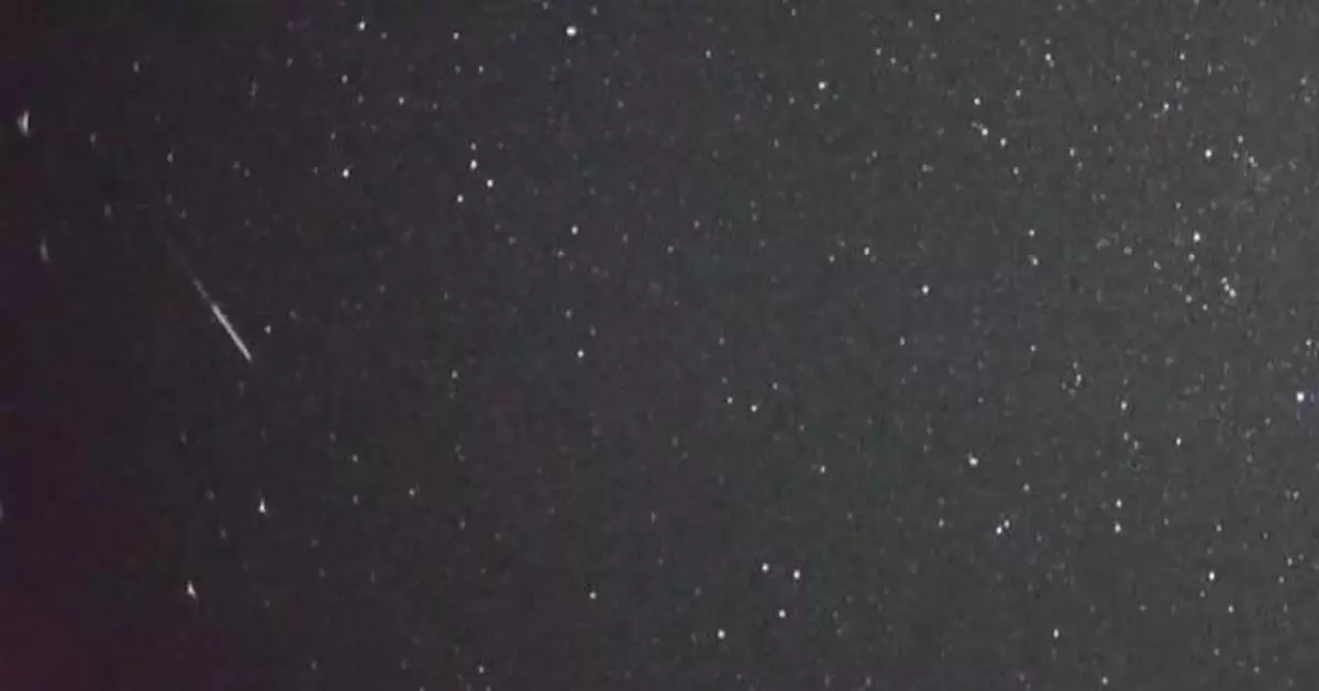 內蒙古攝影愛好者捕捉英仙座流星雨璀璨瞬間