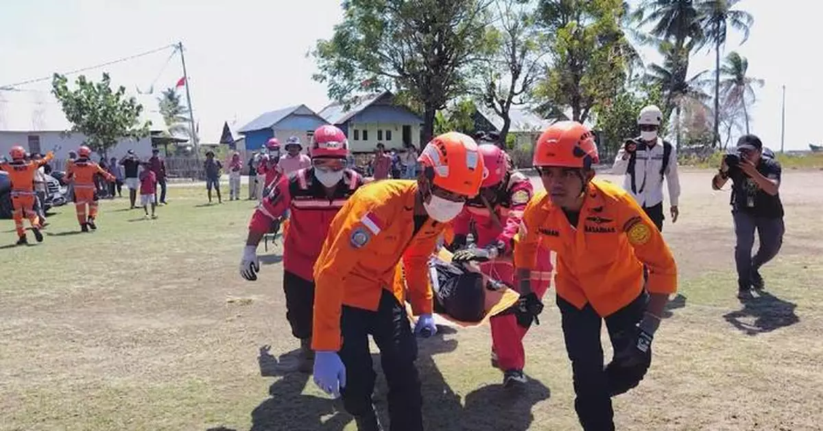 印尼弗洛勒斯島地震數天後 數千居民仍棲身臨時庇護中心