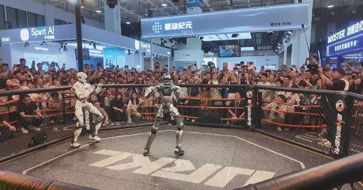 北京世界機器人大會開放公眾日 吸引大批民眾觀看格鬥表演