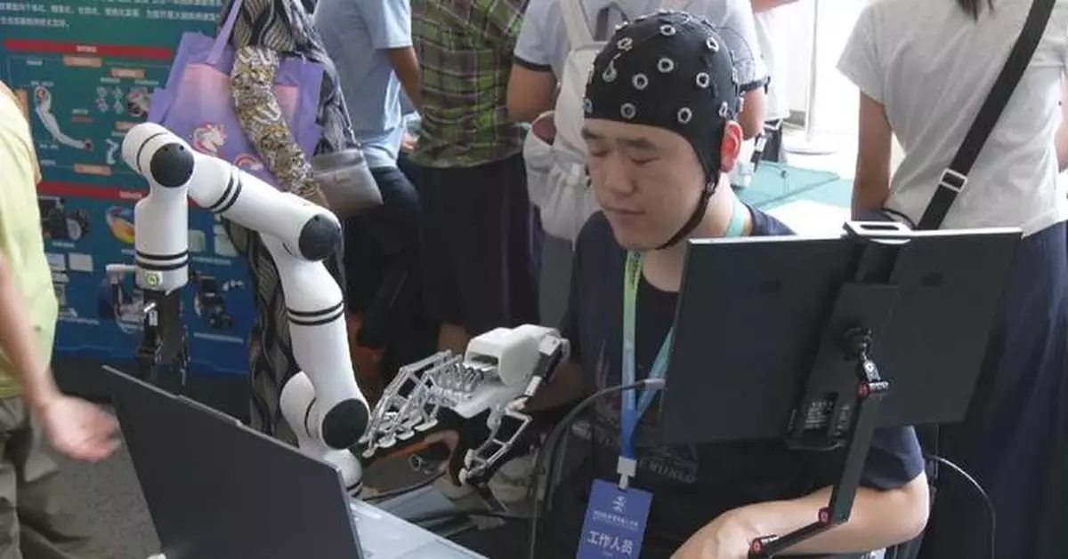 腦控機械人亮相世界機械人大會 意念控制從科幻變現實