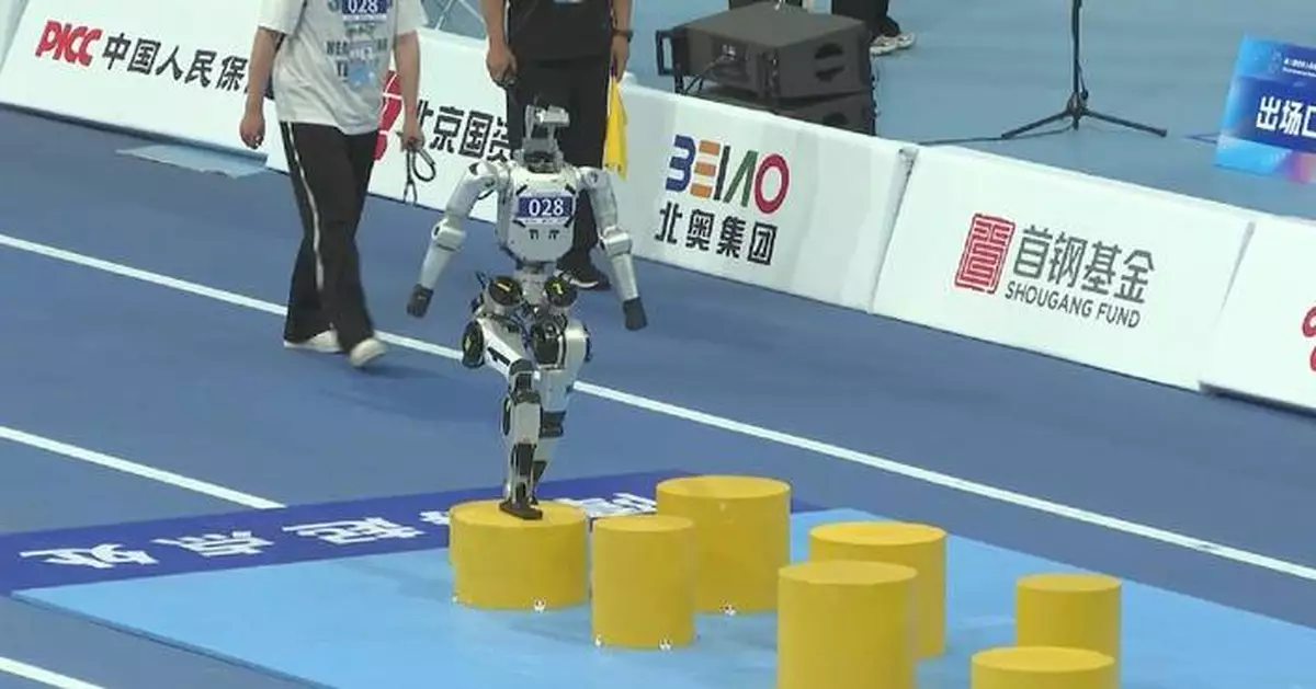 世界人形機械人運動會增設四百米障礙賽 機械人表現流暢