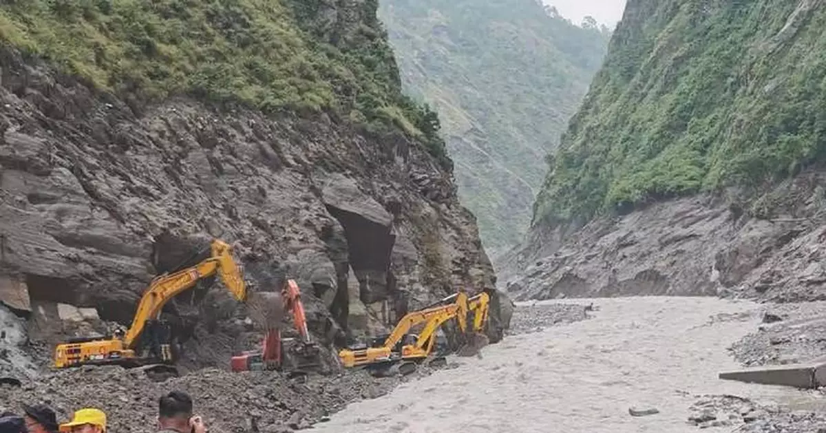西藏吉隆口岸泥石流 大批機械清理道路望兩日內重開