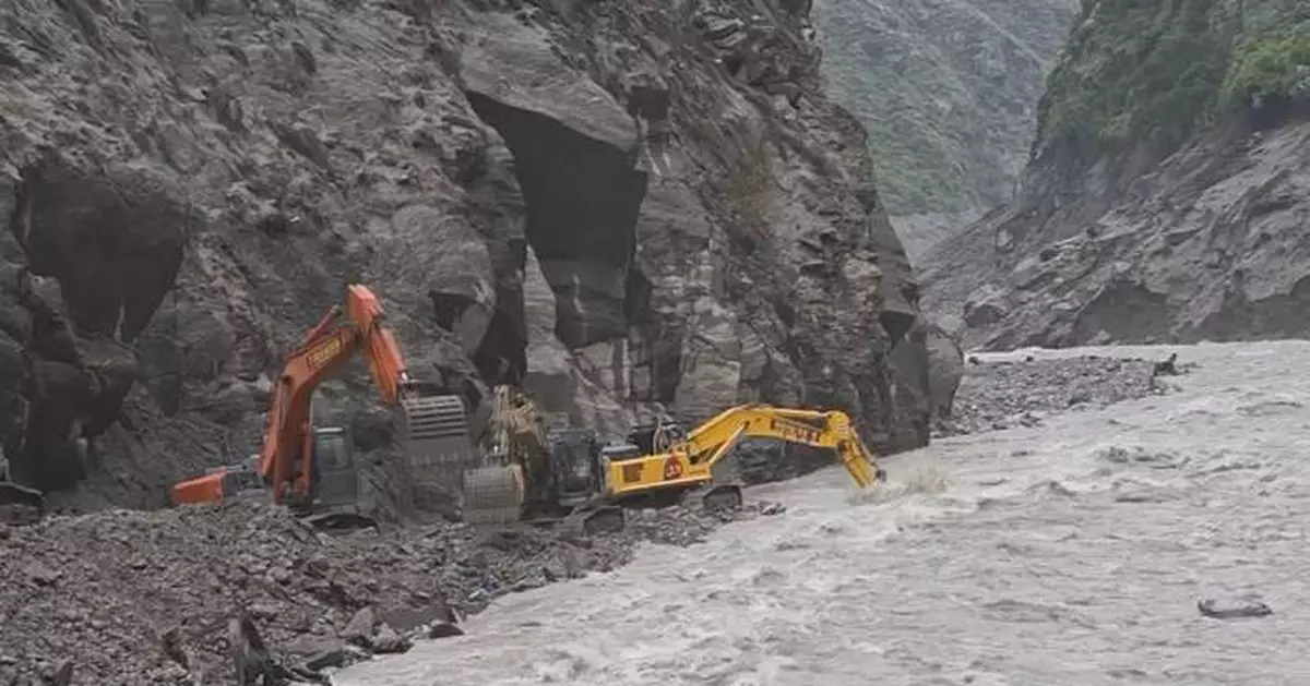 西藏吉隆口岸泥石流救援持續 清理道路助搜救