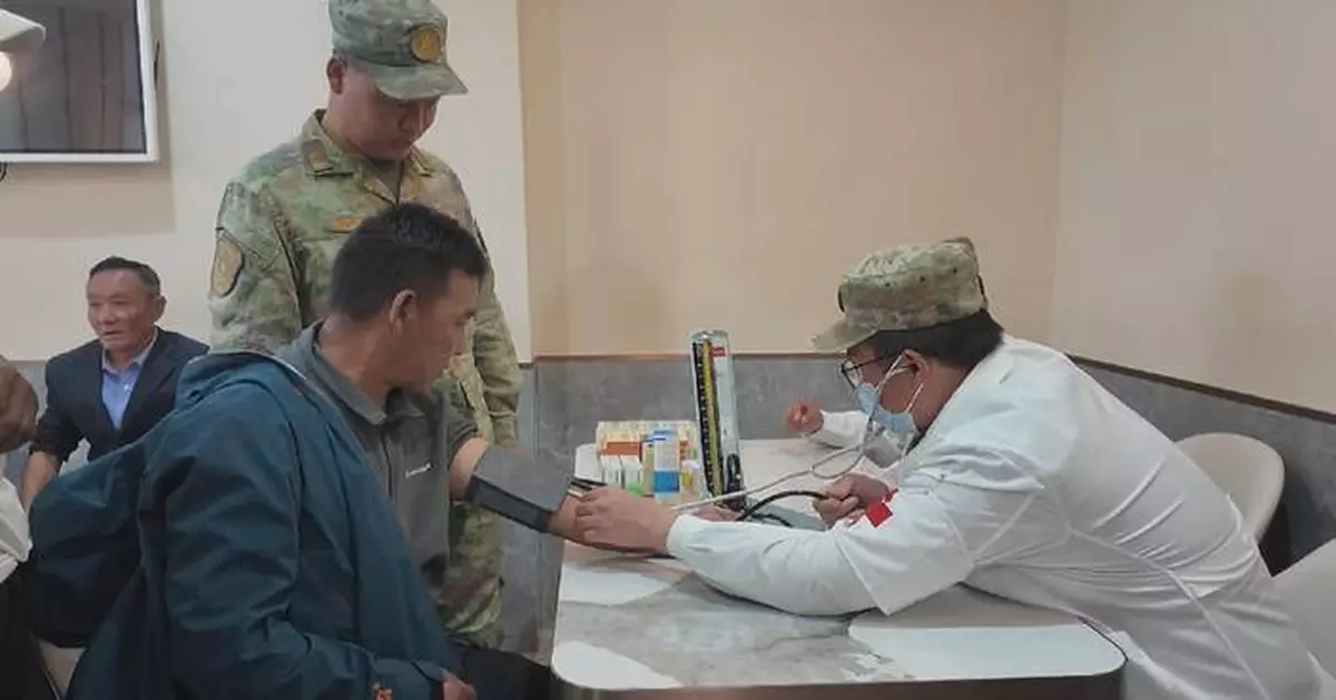 解放軍醫護人員支援中國西藏山泥傾瀉災民