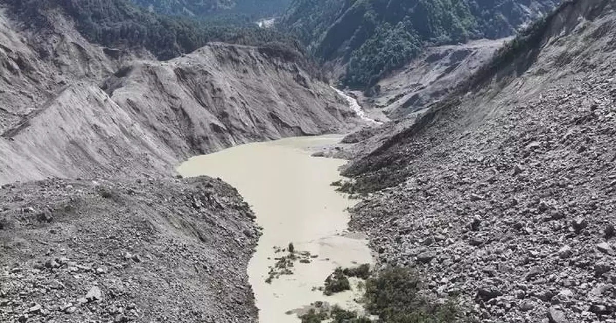 西藏吉隆口岸堰塞湖自然排洪 專家指堵塞大致清除