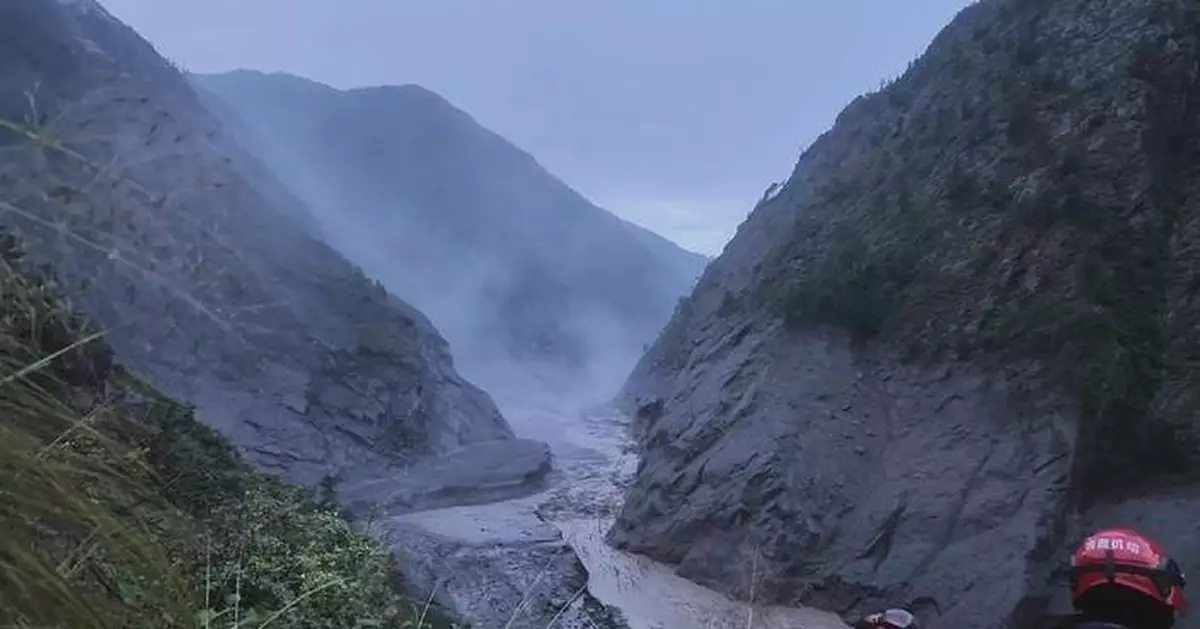 西藏吉隆泥石流災區搜救持續 救援隊不眠不休搜救三日