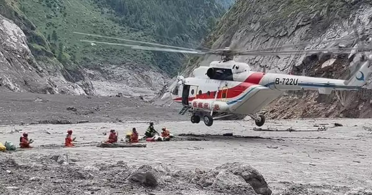 救援直升機飛抵吉隆口岸重災區 協助山泥傾瀉搜救