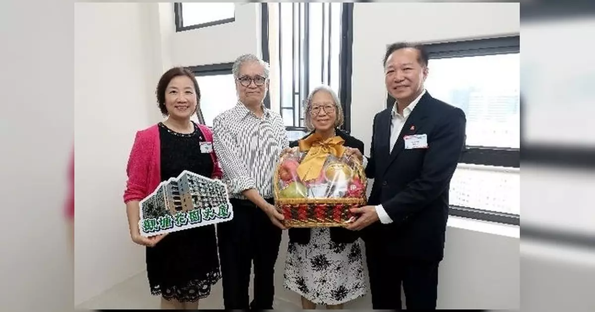 房協牛頭角「鴻鵠臺第一座」入伙 潘源舫探訪住戶並參觀配套設施