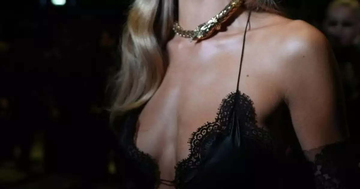 Cardi B現身米蘭時裝周 羅拔圖卡華利展狂野風格