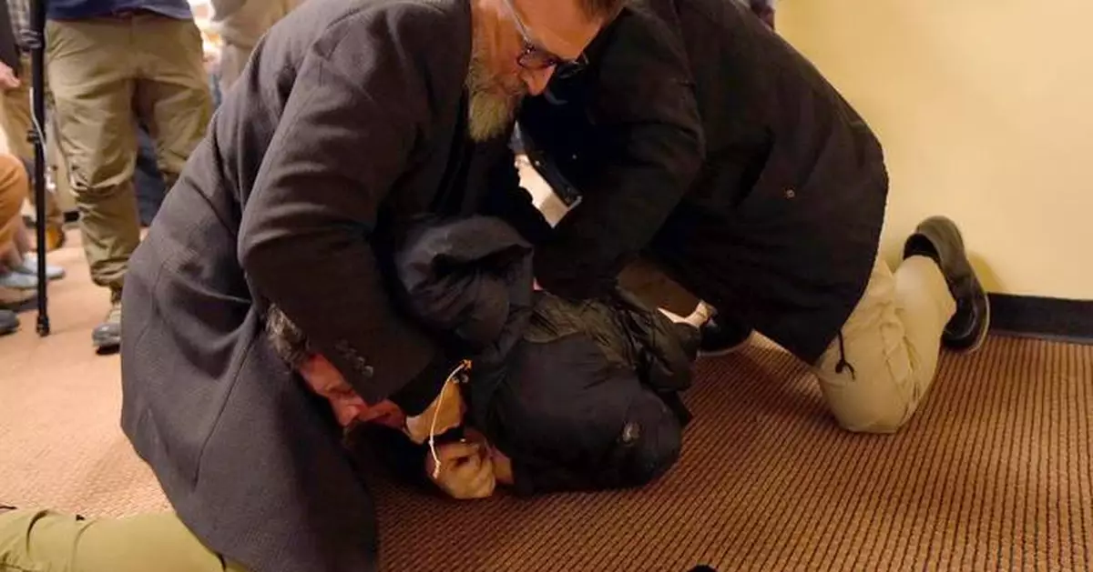 向美國眾議員奧馬爾噴醋 男子與檢控官達成協議周三判刑