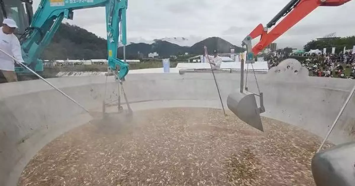 日本6.5米巨鍋烹調3萬碗芋煮出動挖泥機「舀湯」！ 民眾冒雨排隊品嚐