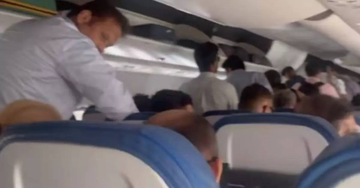 網傳印度快運航班滑行中乘客集體起立站通道 網民憂安全：以為搭巴士？