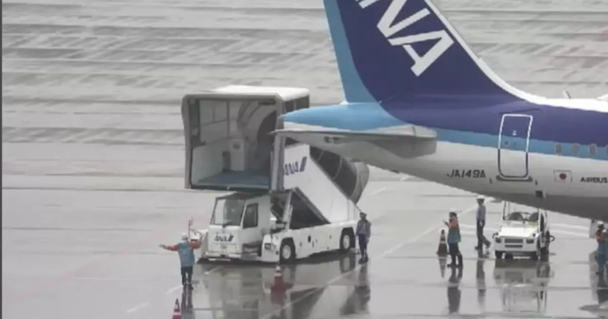 日本福岡機場登機梯車撞客機尾部　機上187人安全無恙