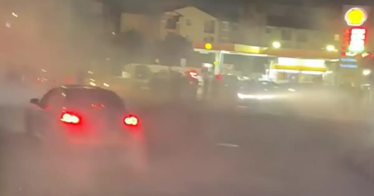 洛杉磯逾50車霸街玩漂移 20暴徒趁亂搶超市 員工被迫藏二樓反鎖自保