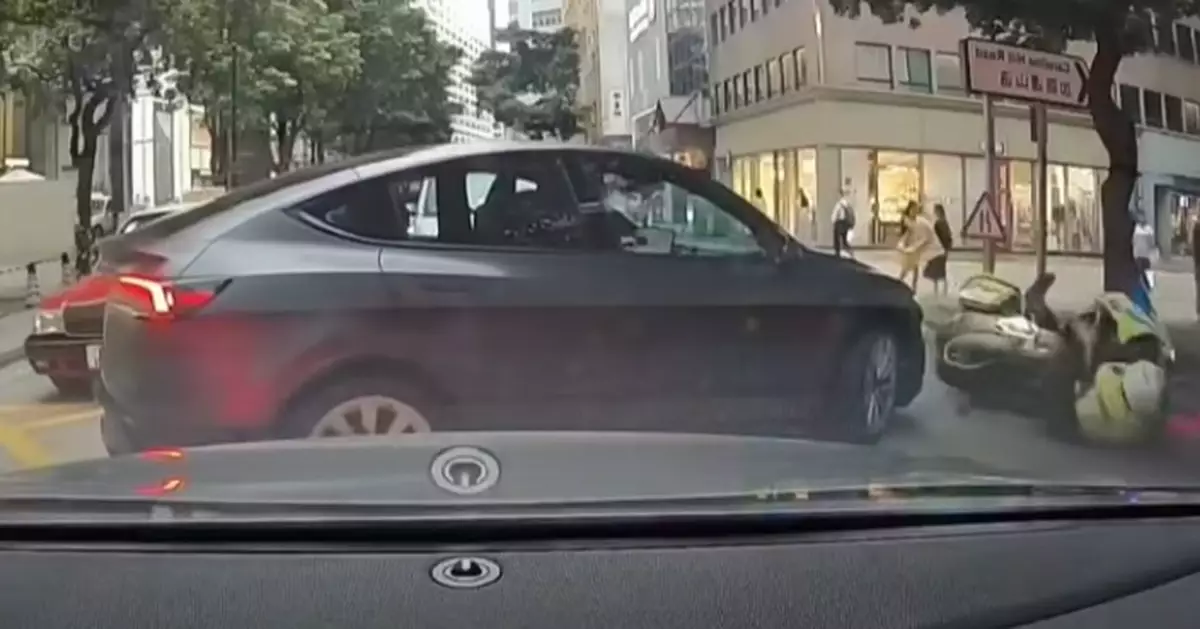 9.4銅鑼灣Tesla撞警電單車 警指被撞警員情況穩定