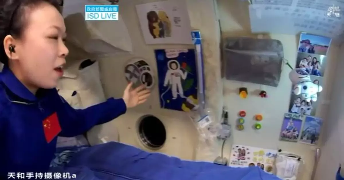 睡眠區貼滿家庭相及小朋友畫作 黎家盈由太空站望地球思念家人
