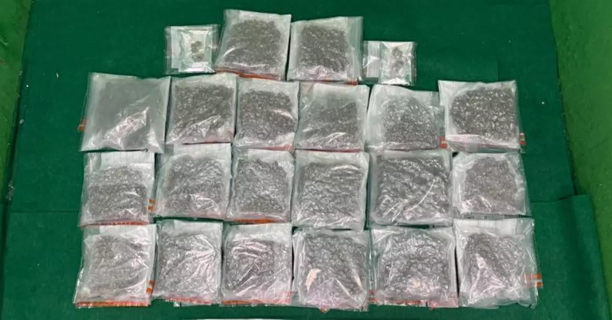 內地男曼谷飛抵本港藏大麻花及私煙被捕