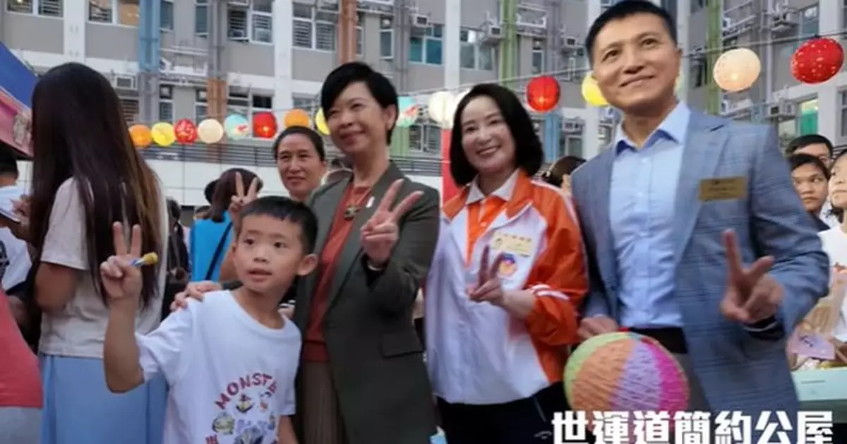 何永賢走訪簡約公屋及過渡屋　與居民歡度中秋