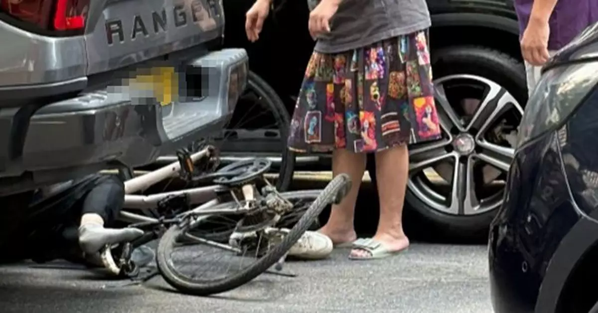 元朗阜財街女子踩單車遭農夫車撞倒 慘被捲入車底受傷