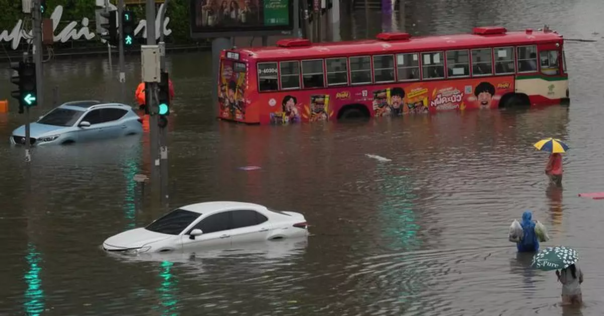 泰國曼谷連場暴雨引發水災 市長宣布全市為災區