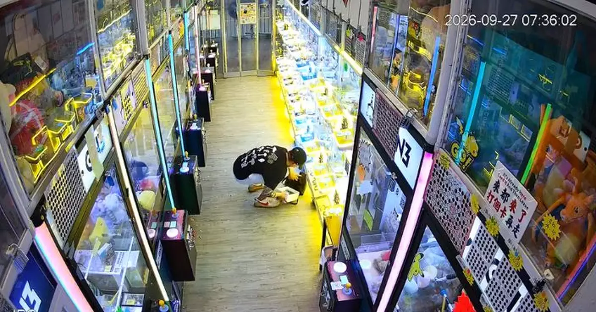 大角咀夾公仔店失竊 男子一分半鐘掃走錢箱萬元