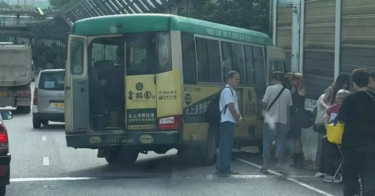 粉嶺公路小巴撞特別用途車18人輕傷 往九龍近彩園邨全線封閉交通擠塞