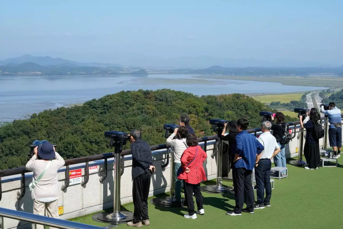 2026年9月29日周二，訪客在南韓坡州統一展望台，觀看北韓一側。 (美聯社圖片/Ahn Young-joon) AP圖片
