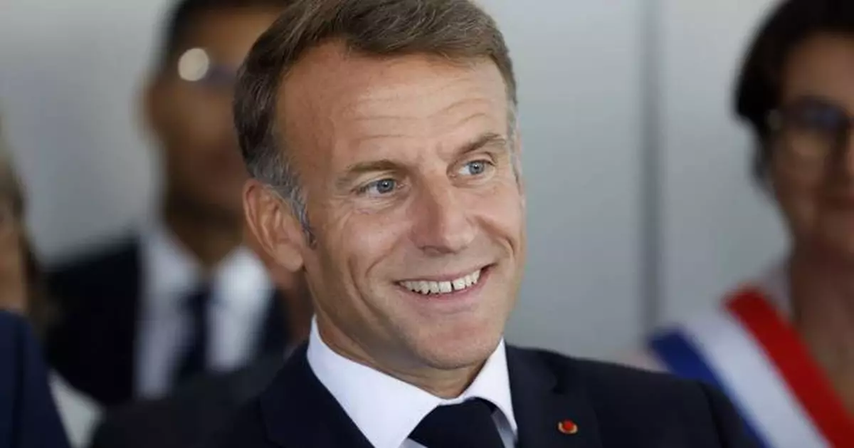 法國總統馬克龍訪英會晤首相 觀賞巴約掛毯