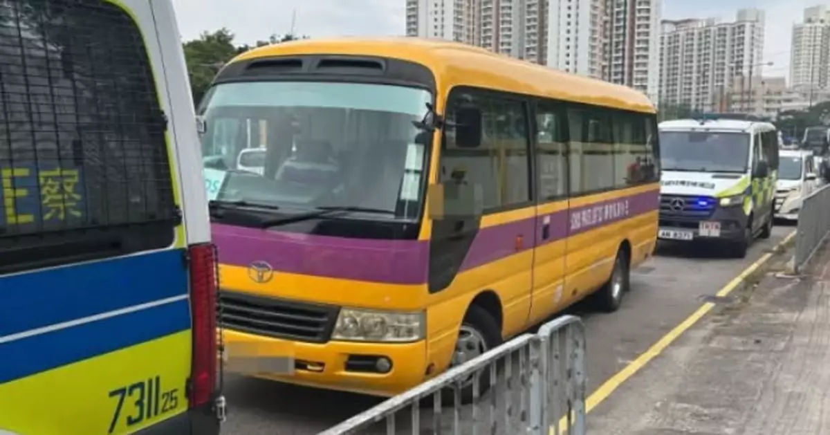 天澤邨對開校巴撞的士　8學童不適送院