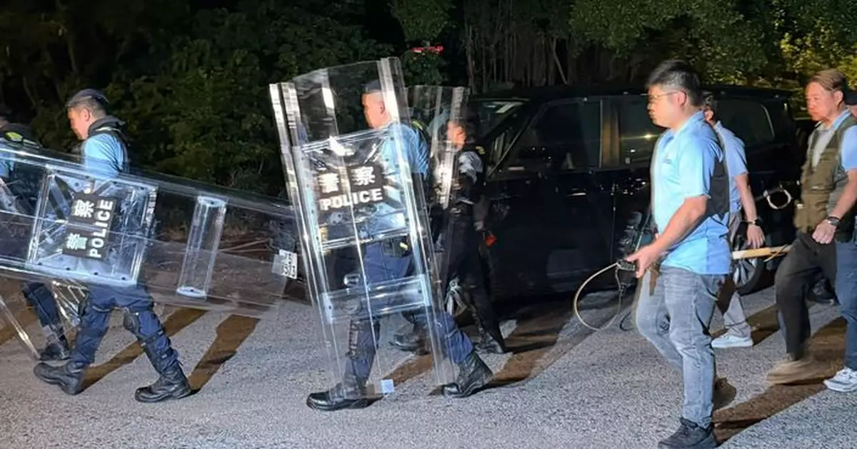 警方漁護署再出動返事發地點捉狗　約20人帶備捕犬桿及盾牌巡邏搜索