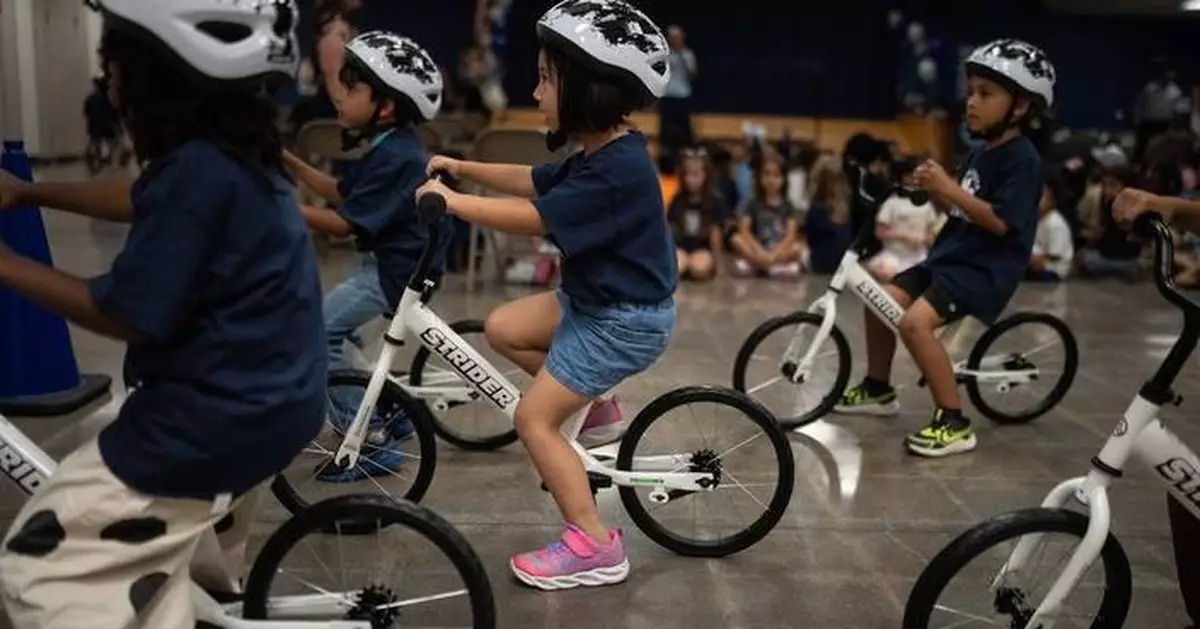 幼稚園學童校內學踏單車 童年里程碑轉移室內