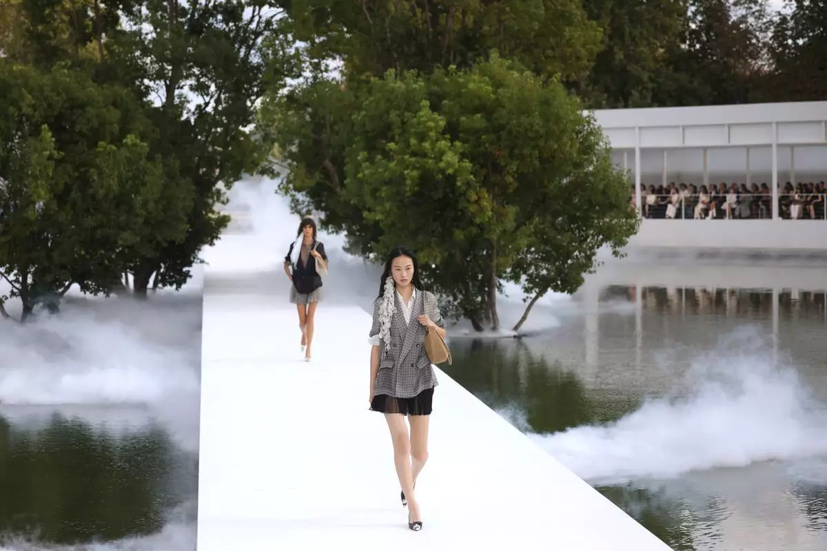 模特兒展示克里斯汀迪奧2027春夏女裝系列作品，該系列於2026年9月29日周二在法國巴黎發布。(美聯社圖片/Thomas Padilla) AP圖片