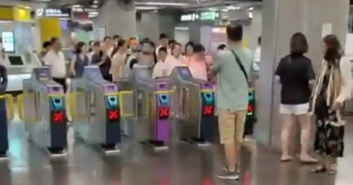 港鐵尖沙咀站疑現集體「衝閘」逃票　警：接報36人試圖跟男子出閘