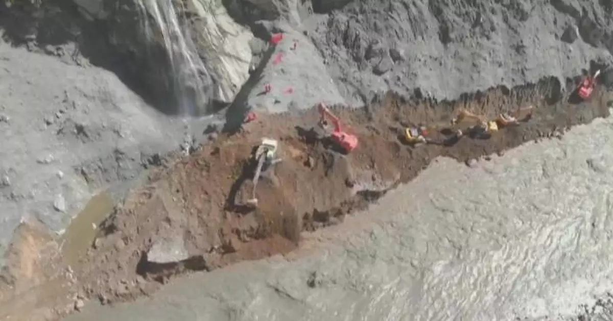 西藏泥石流災區救援人員趕清道路 爭取打通吉隆口岸通道