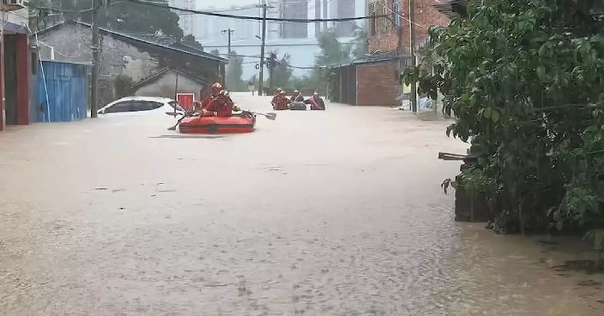 福建暴雨致洪水居民被困 道路受損