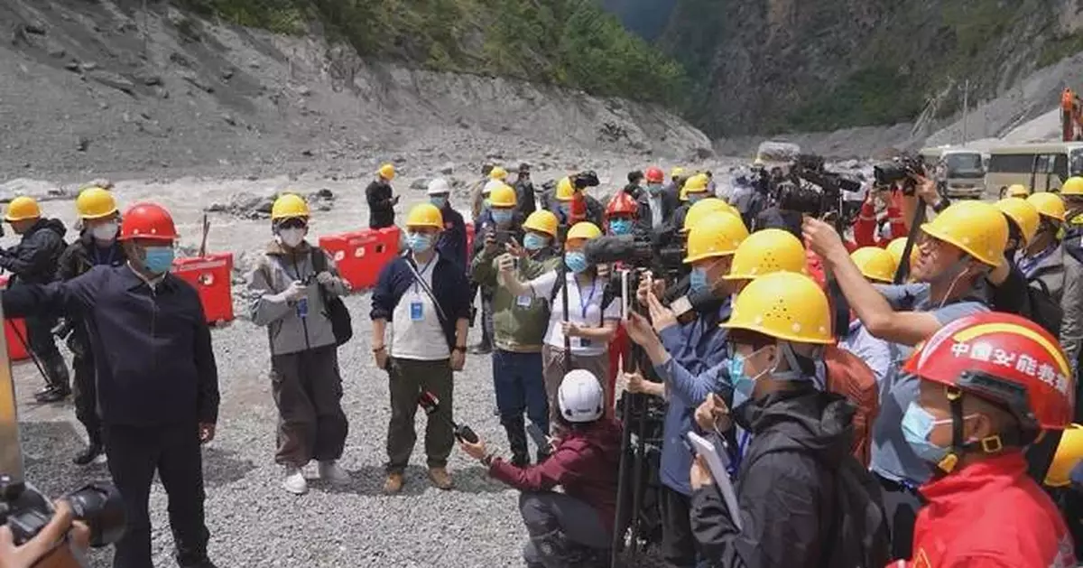 國際傳媒訪西藏吉隆口岸泥石流災區 了解救援重建進度