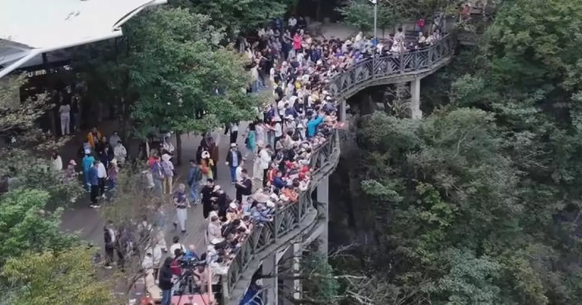 天門山翼裝飛行世錦賽推動秋季旅遊
