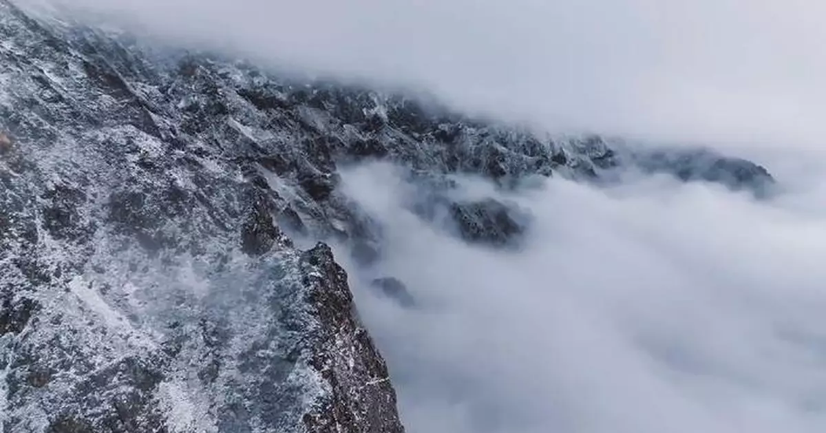 甘肅官鵝溝風景區迎秋季首場降雪