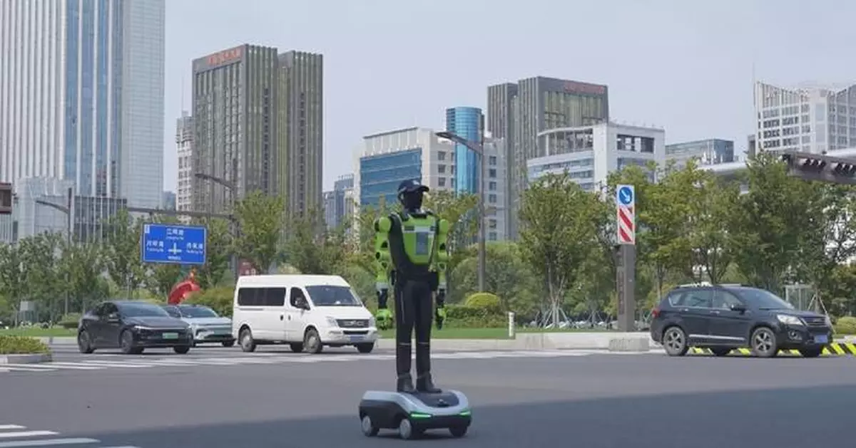 中國首支機械人交通警隊升級 杭州市區執勤提升效率