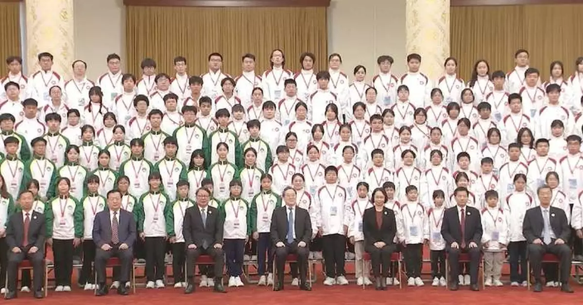 丁薛祥接見港澳青少年升旗隊代表訪京團